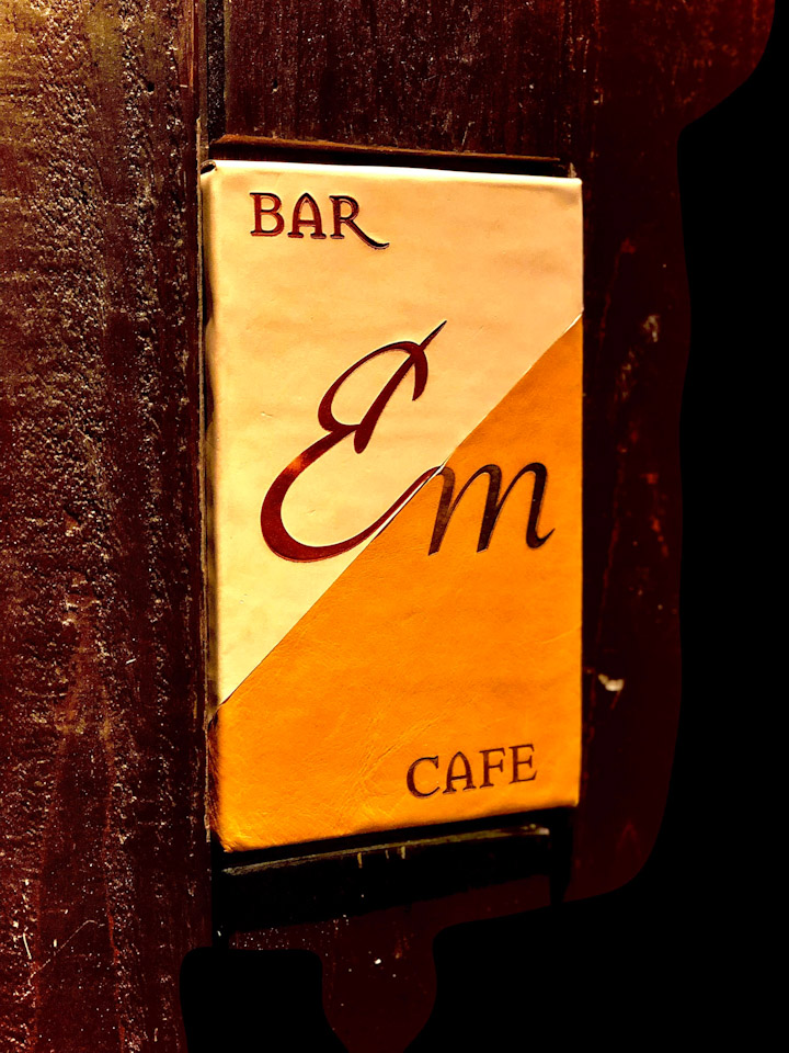 BAR /CAFE Em