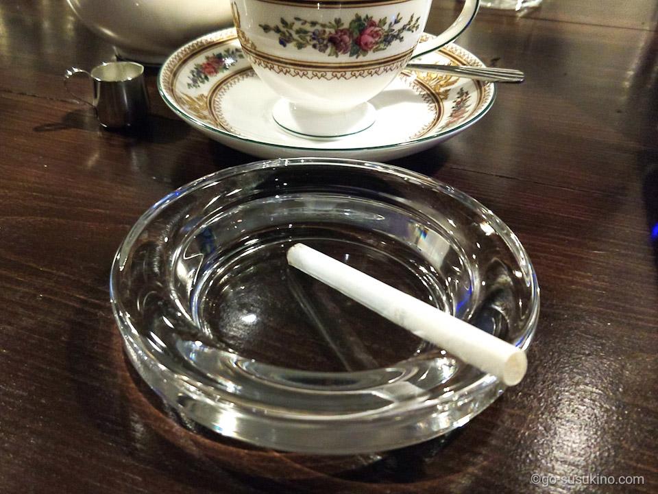 カフェや喫茶店で喫煙するのは法律違反か？